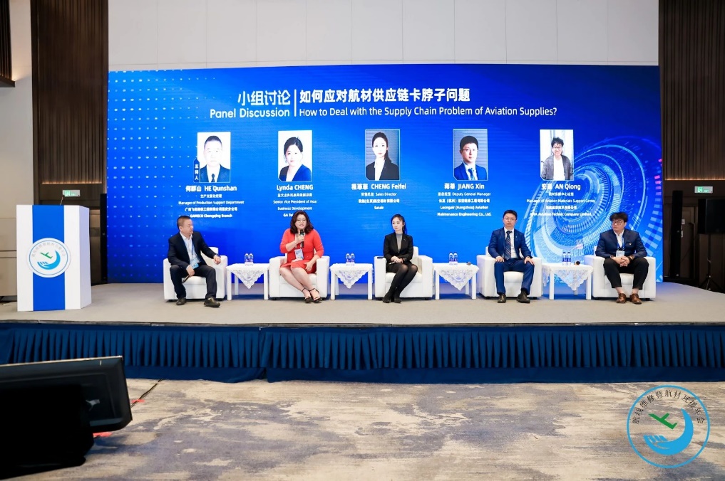 图片包含 蓝色, 桌子, 男人, 大描述已自动生成